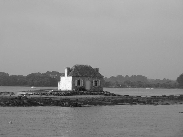 malý domek na pobřeží