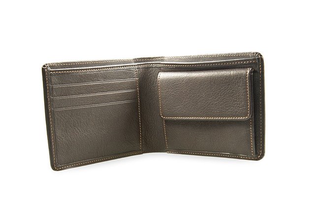 prázdná kožená peněženka.jpg
